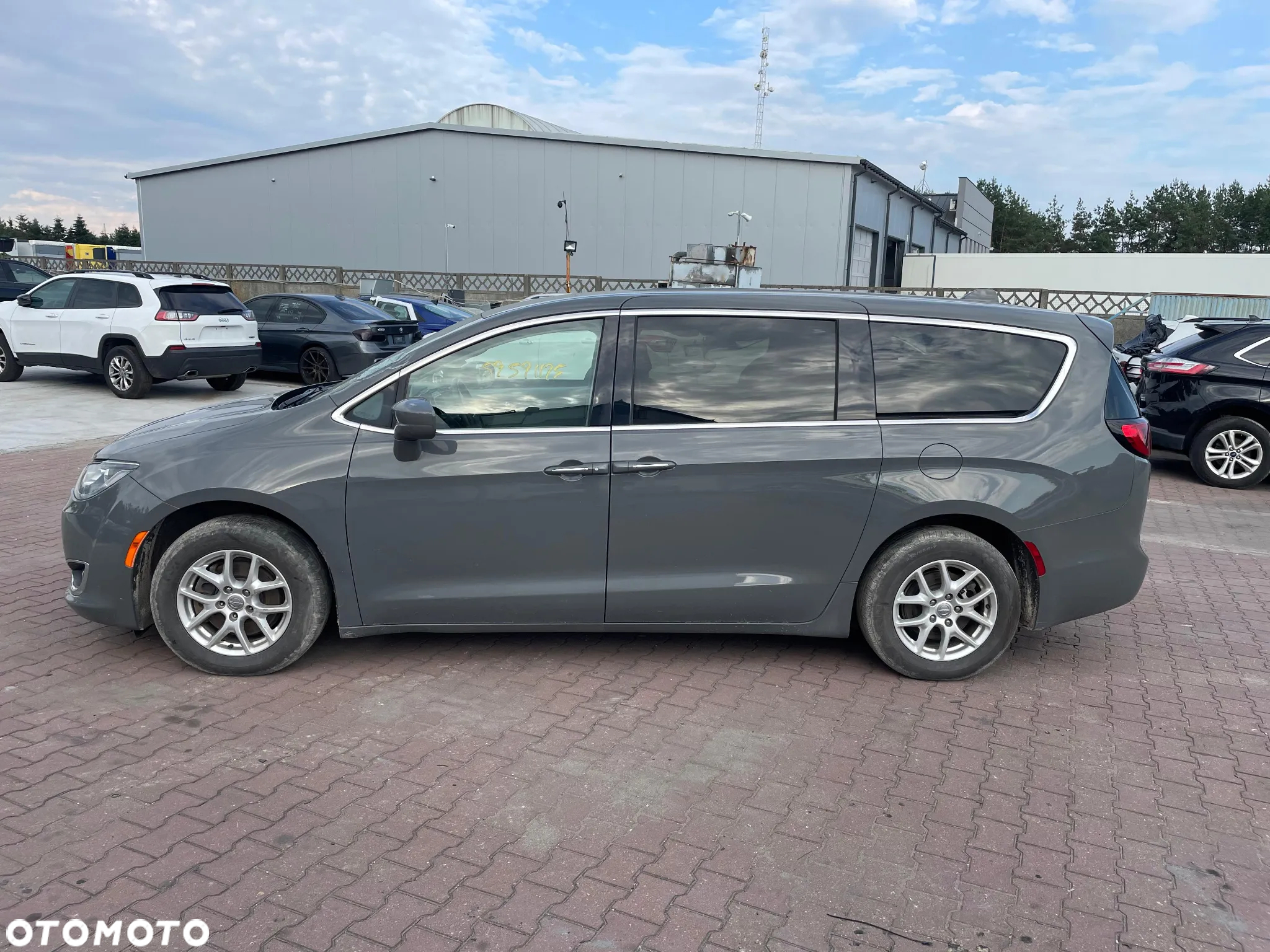 Chrysler Pacifica - 4