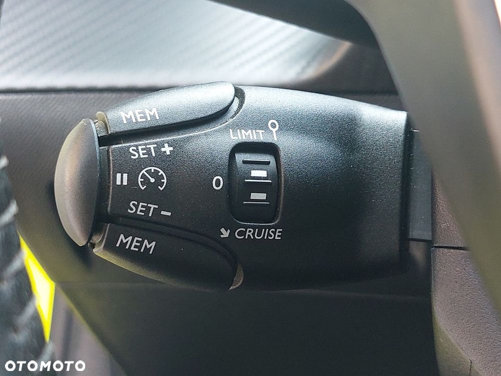 Peugeot 208 - 18
