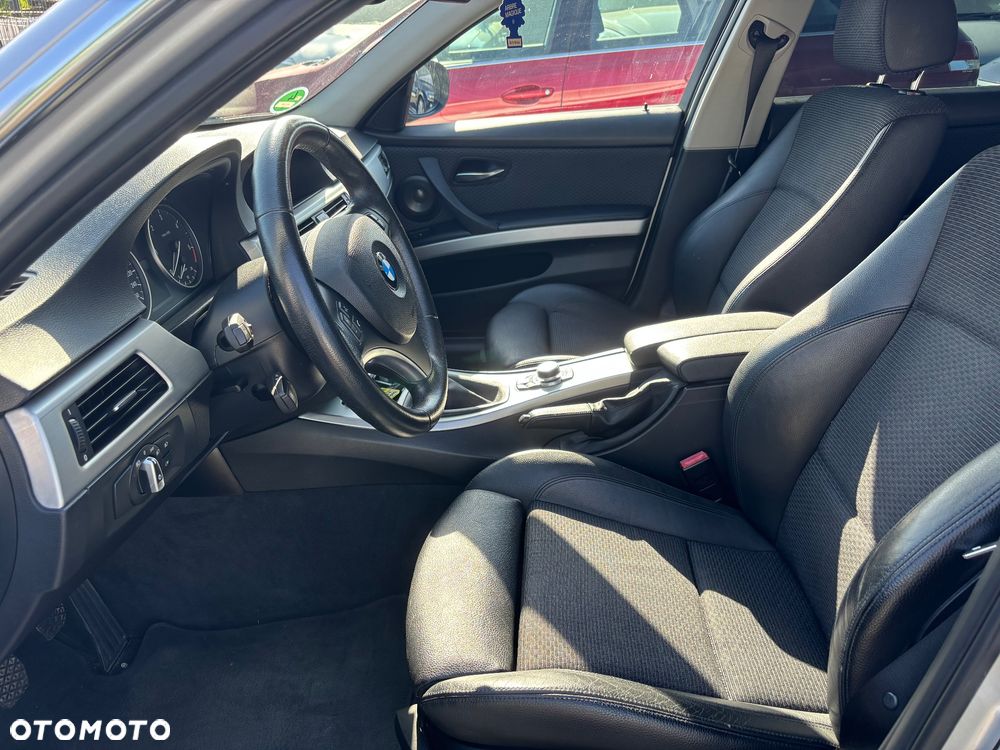 BMW Seria 3 320d - 29