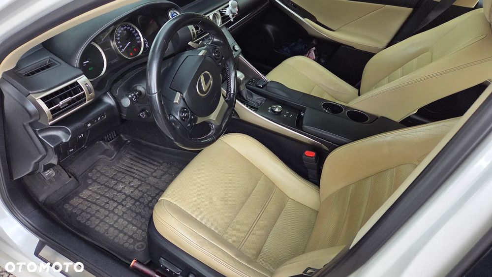 Lexus IS 300h Prestige - 12