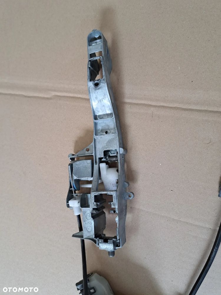 Peugeot 208 I lift zamek prawy przód klamka - 3