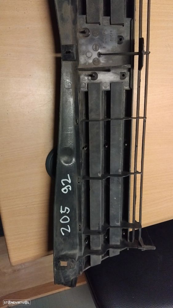 Grelha central Peugeot 205 original usada - 2