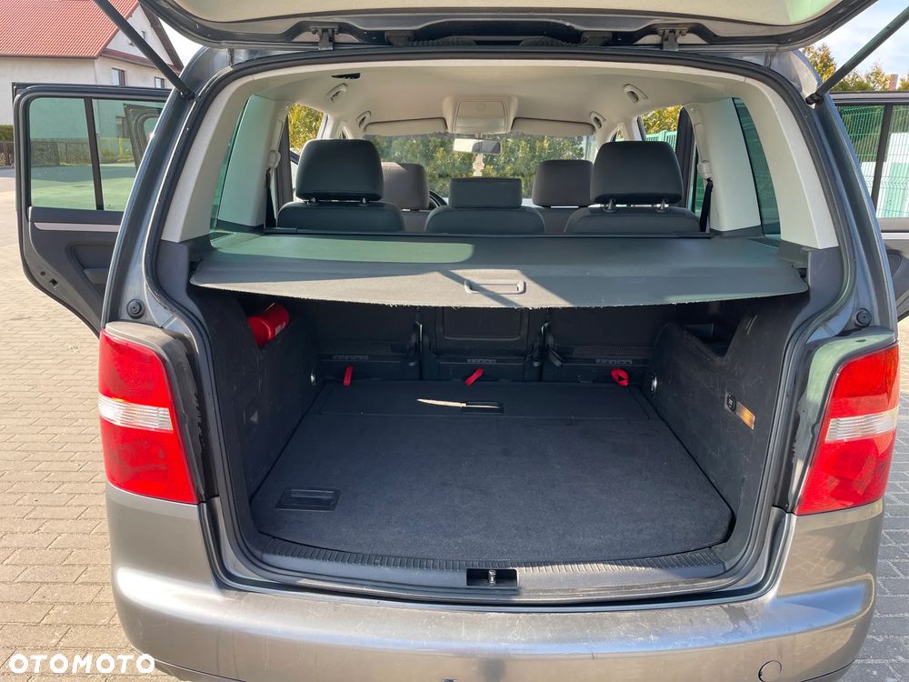 Volkswagen Touran 1.6 FSI - 11