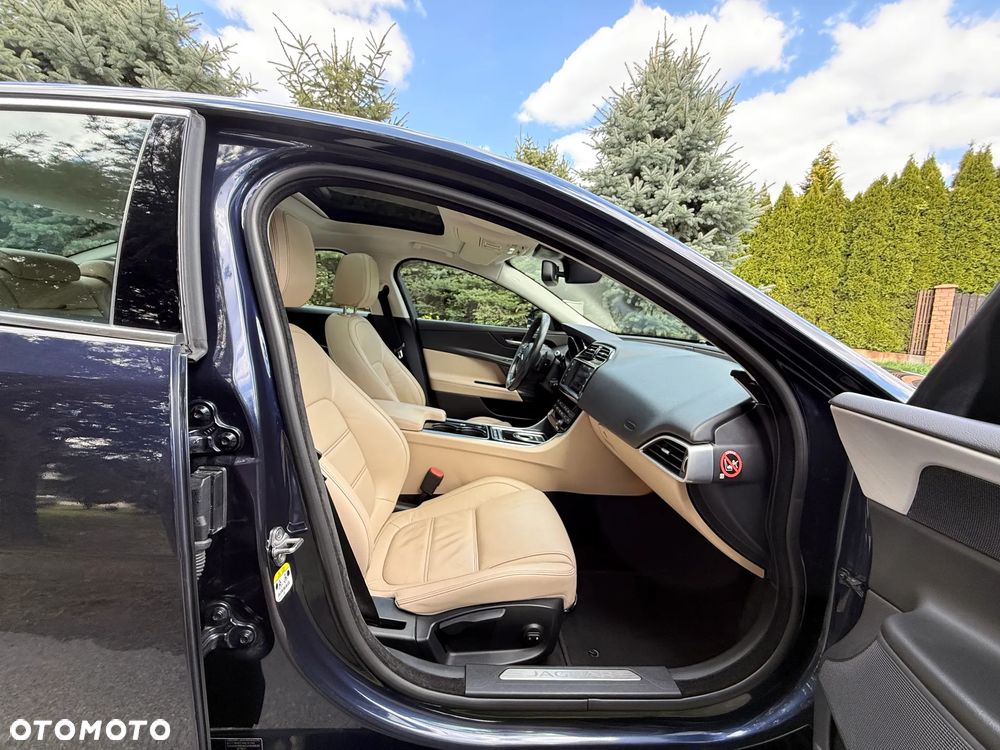 Jaguar XE 20d Prestige - 27