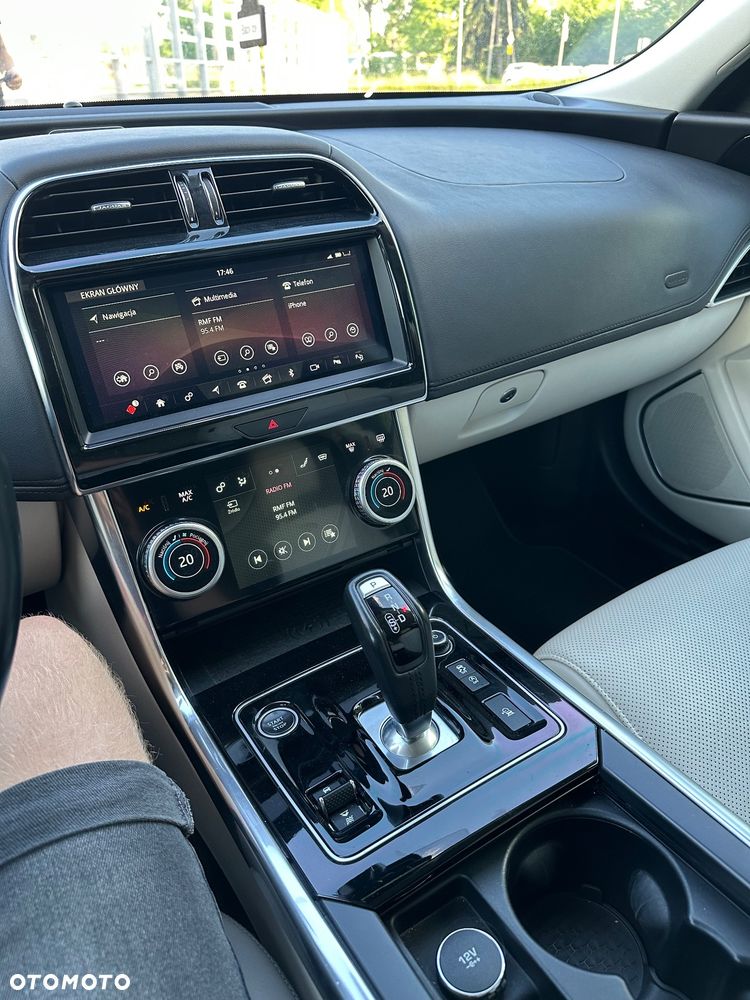 Jaguar XE 2.0 D180 HSE - 11