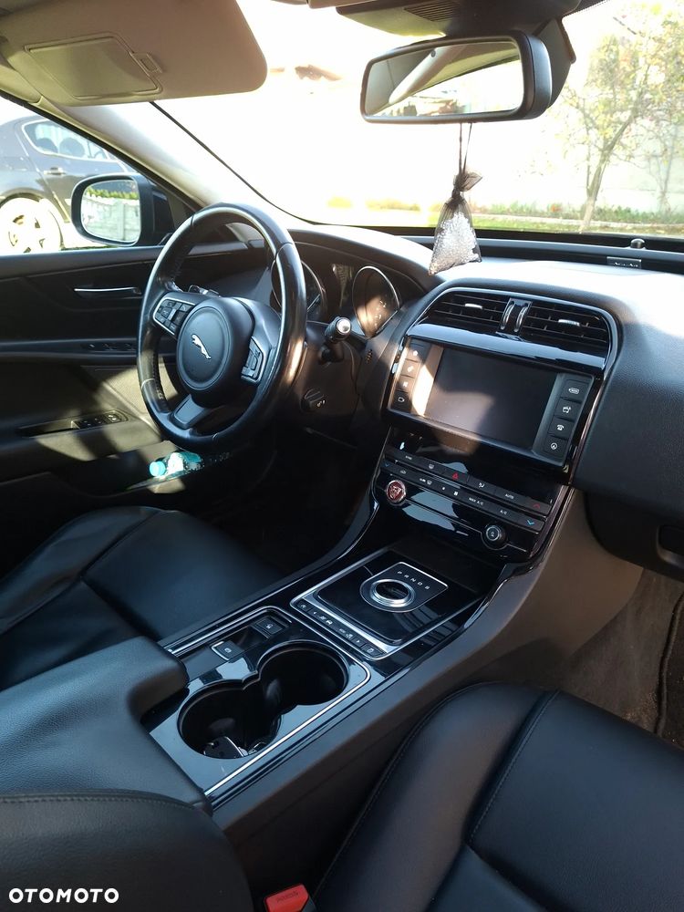 Jaguar XE 25t Prestige - 9