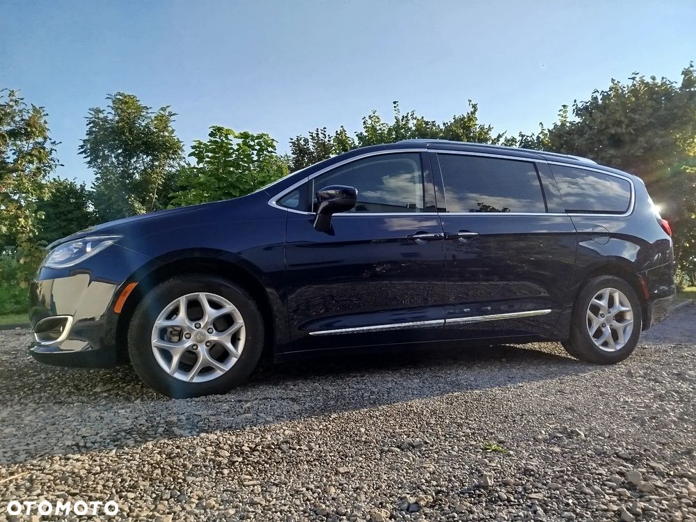 Chrysler Pacifica - 2