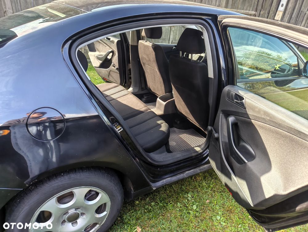 Volkswagen Passat 2.0 TDI DPF BlueMot Comfortline - 16