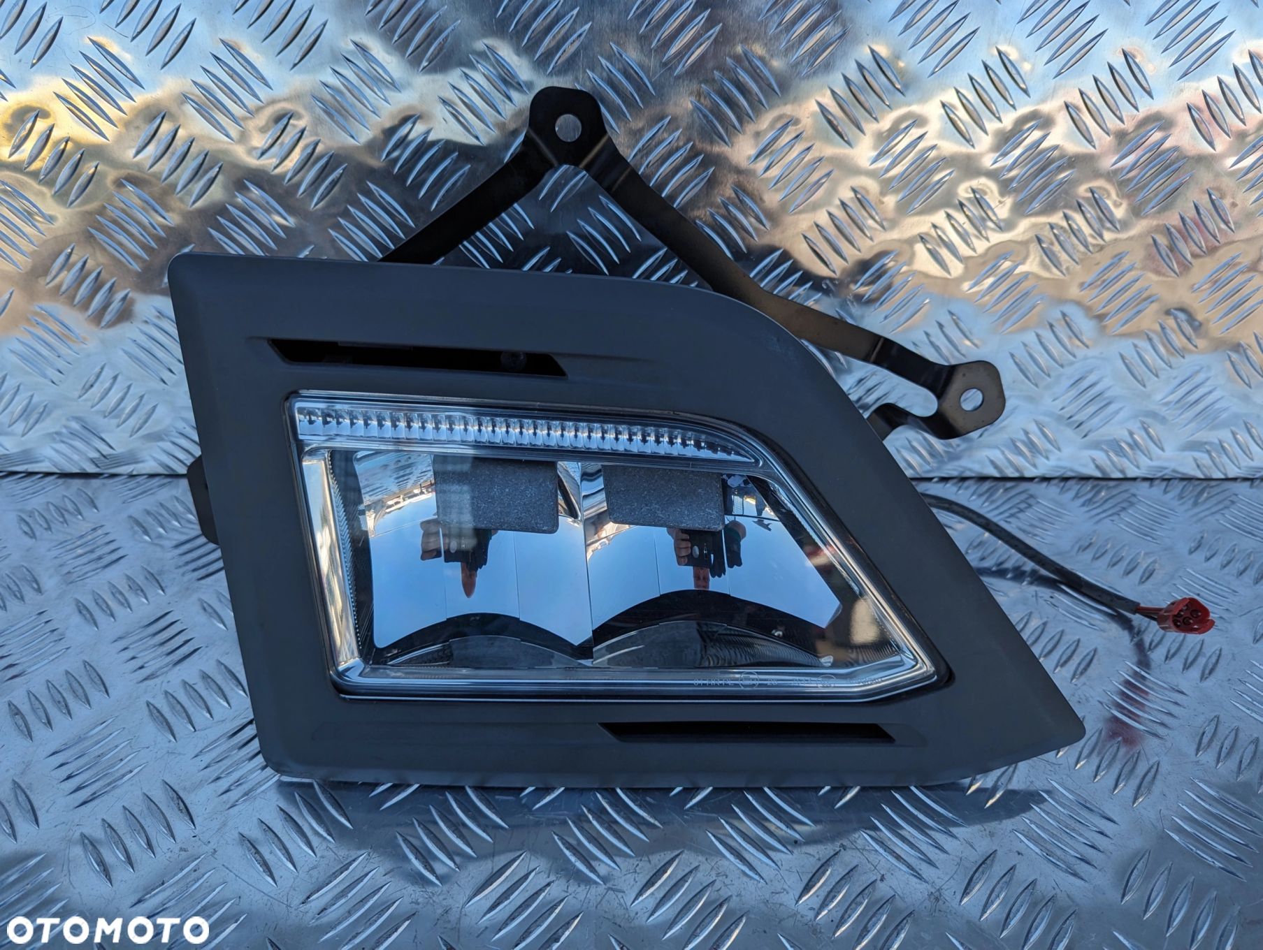 HALOGEN DACHOWY GLOBU PRAWY Z RAMKĄ SCANIA NTG - 1