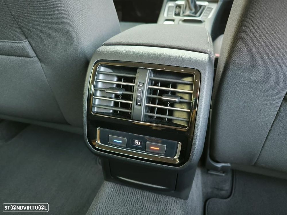 VW Passat 2.0 TDI Business P.DSG - 49