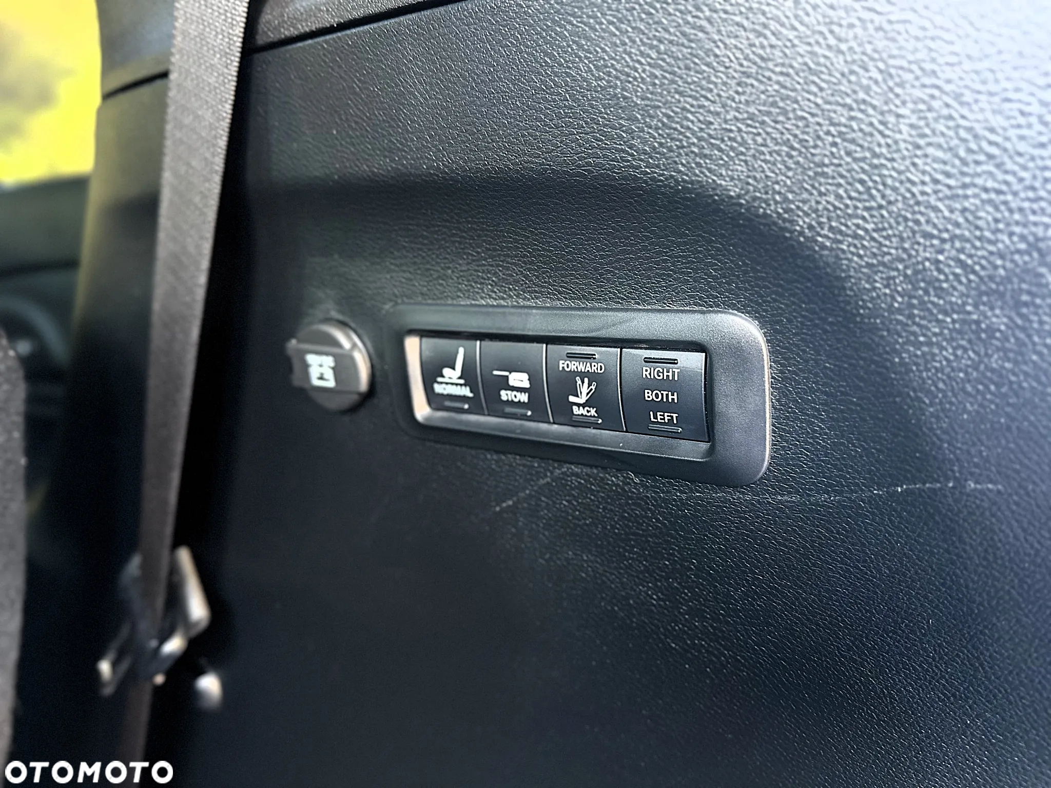 Chrysler Pacifica - 32