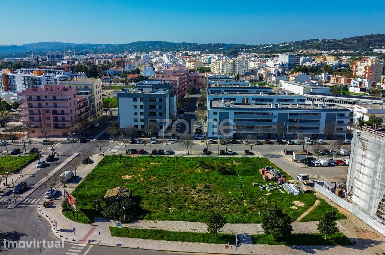 Lote de Terreno Urbano para Comércio, Serviços ou Hotel em Loulé - Grande imagem: 2/17