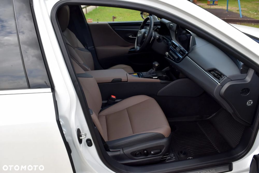 Lexus ES 300h Prestige - 14