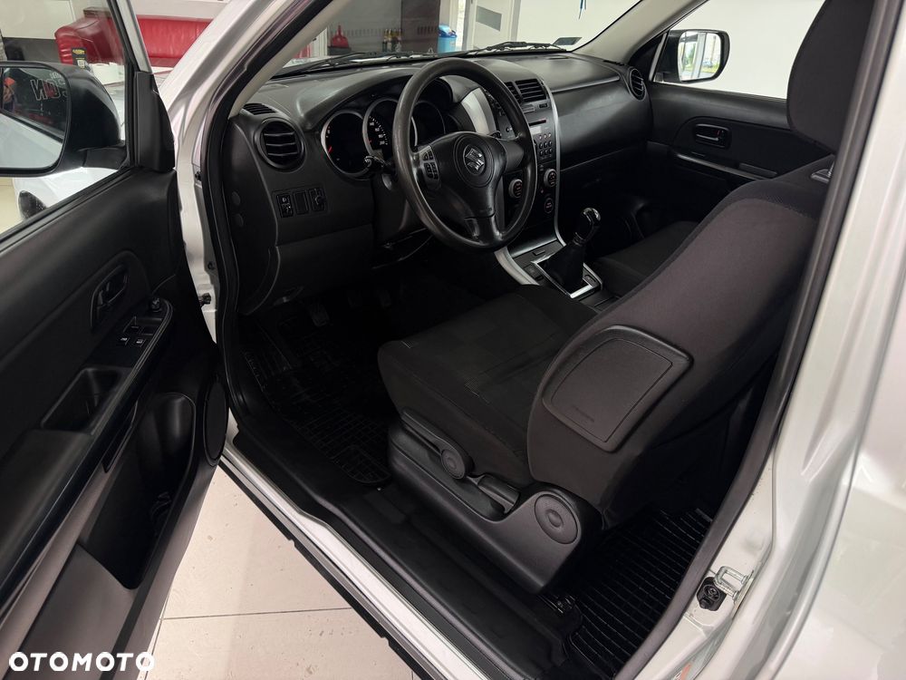 Suzuki Grand Vitara 1.6 Black&White - 6