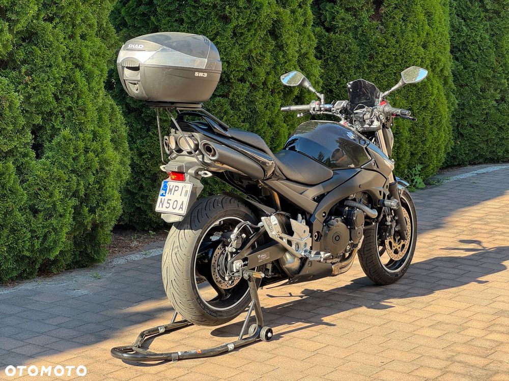 Suzuki GSR - 6