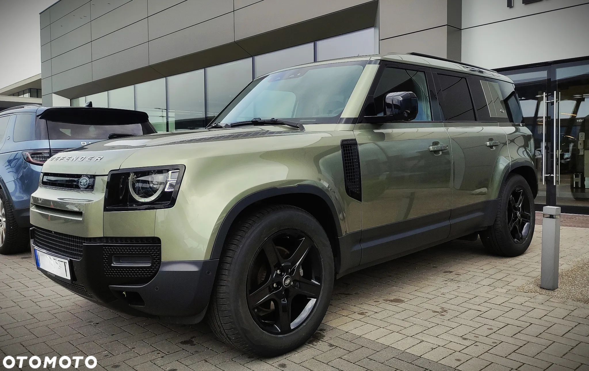 Land Rover Defender - 1