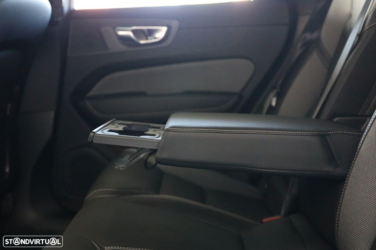 Volvo XC 60 2.0 T6 PHEV Black Edition AWD - 11
