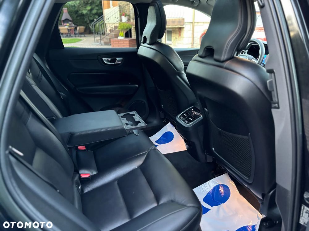 Volvo XC 60 B4 D AWD Plus Dark - 17