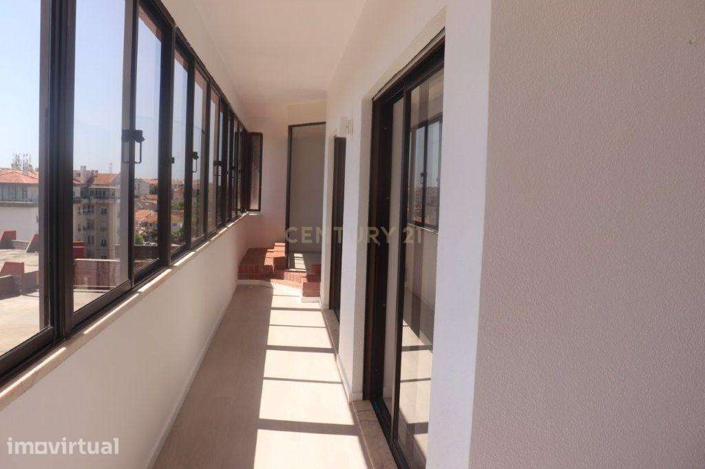Apartamento Renovado T2 em Oeiras com Vista Atraente - Grande imagem: 2/17