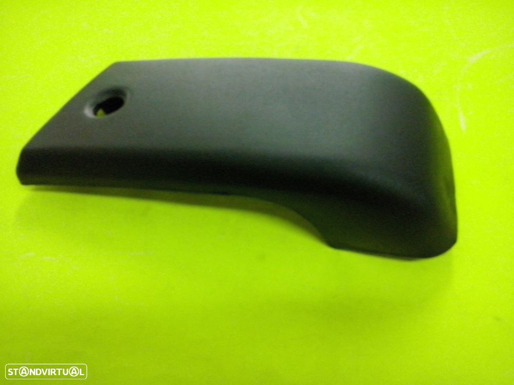 Cantos plásticos do parachoques da frente Datsun Pickup 720 NOVOS - 1