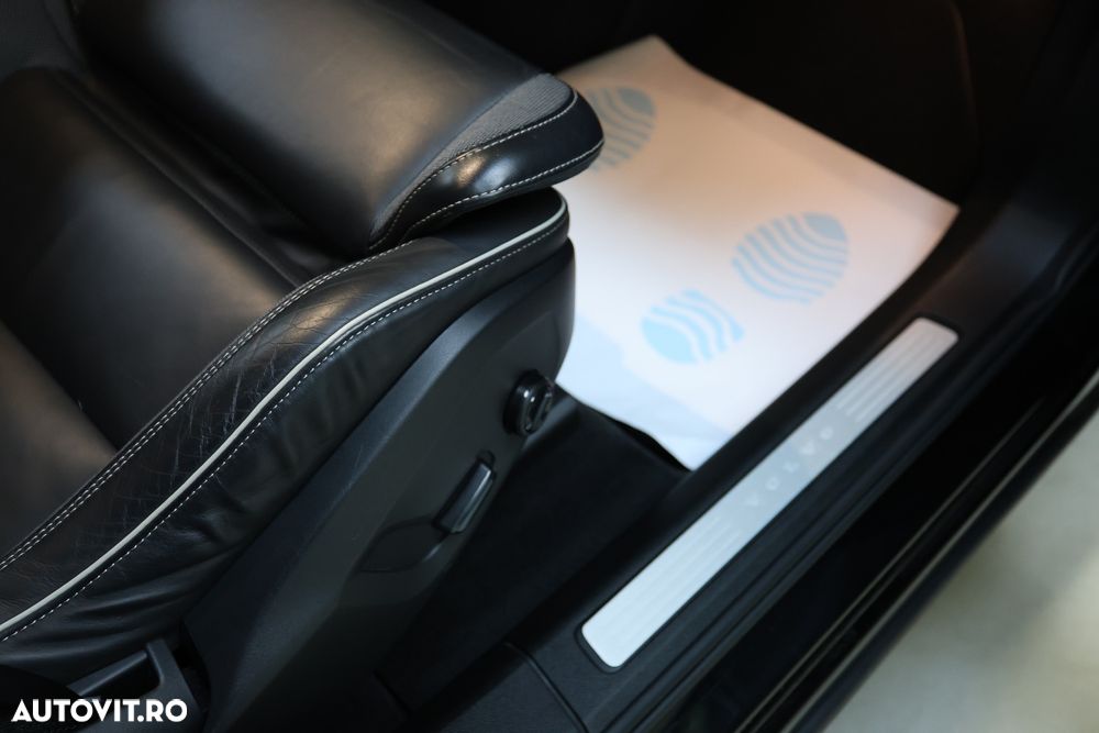 Volvo XC 60 B4 MHEV AWD R-Design - 32