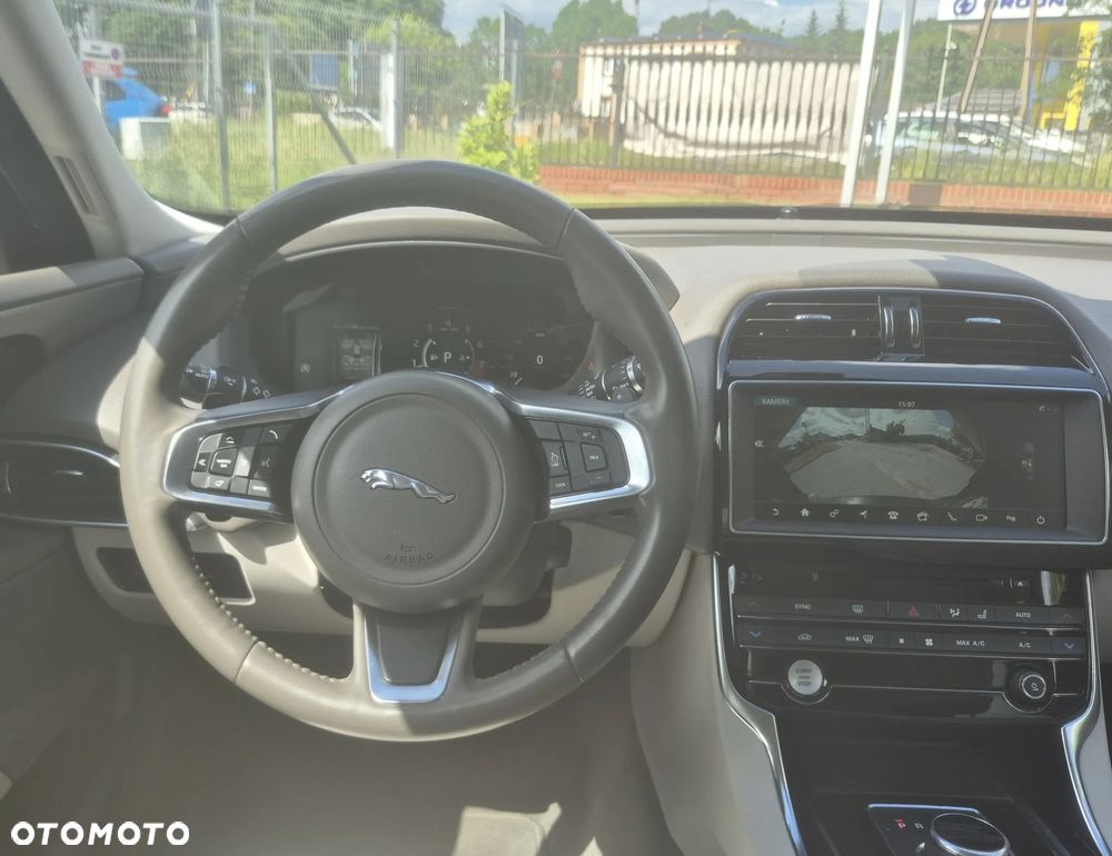 Jaguar XE 2.0 T Pure - 12