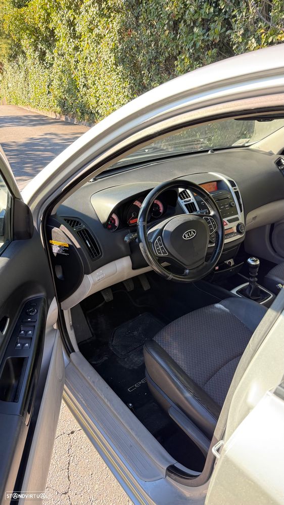 Kia Ceed 1.6 CRDi EX — fotografia 6