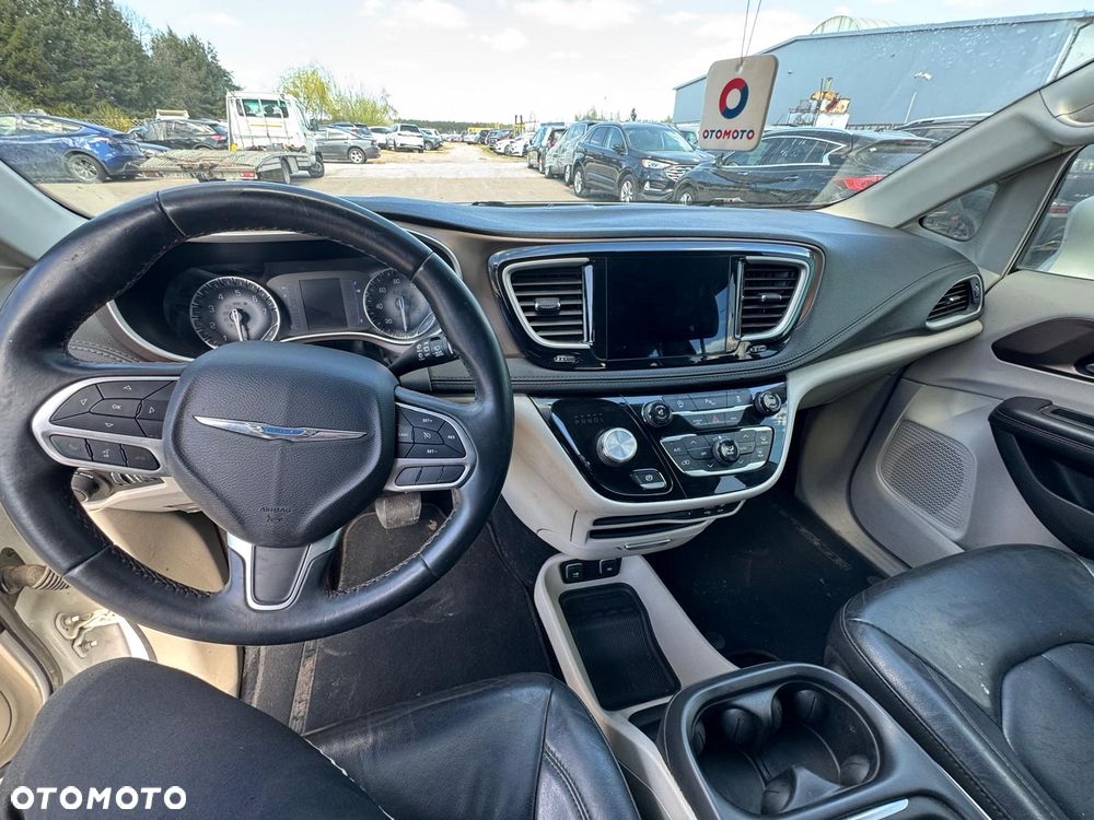 Chrysler Pacifica - 11