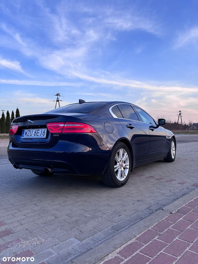 Jaguar XE 2.0 T Prestige - 4