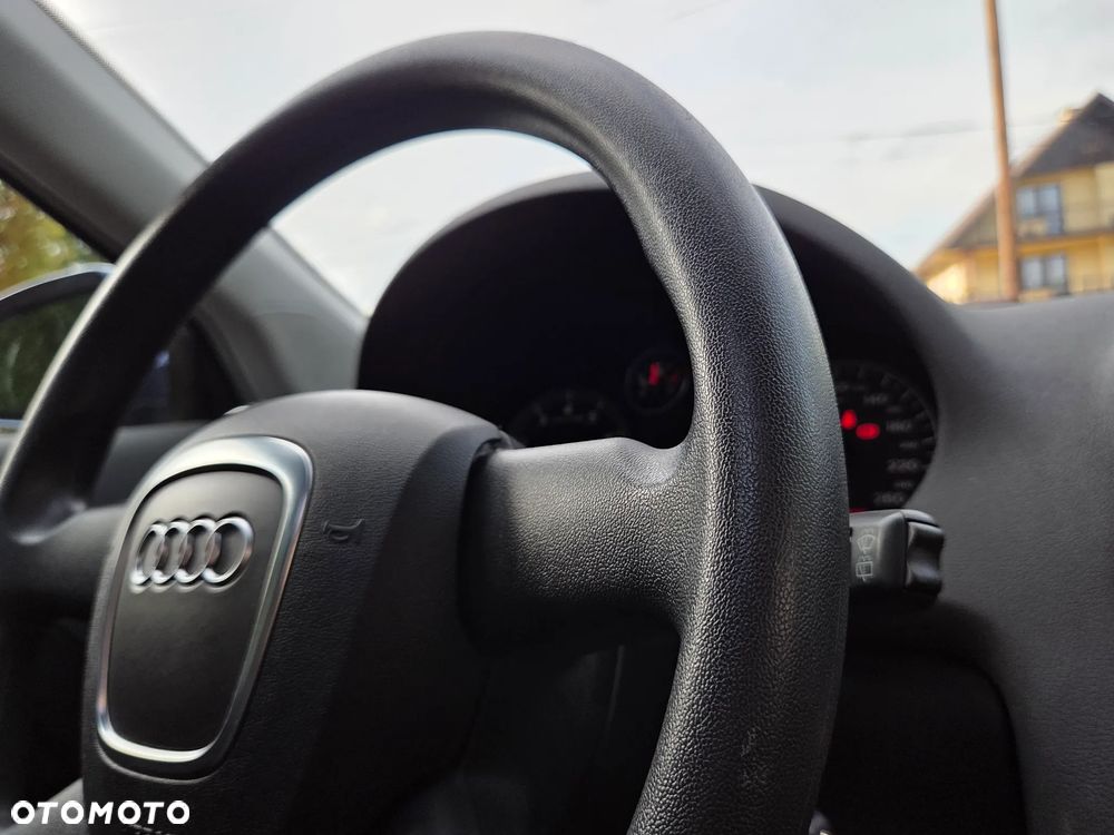 Audi A3 3-drzwiowe 1.6 Attraction - 40