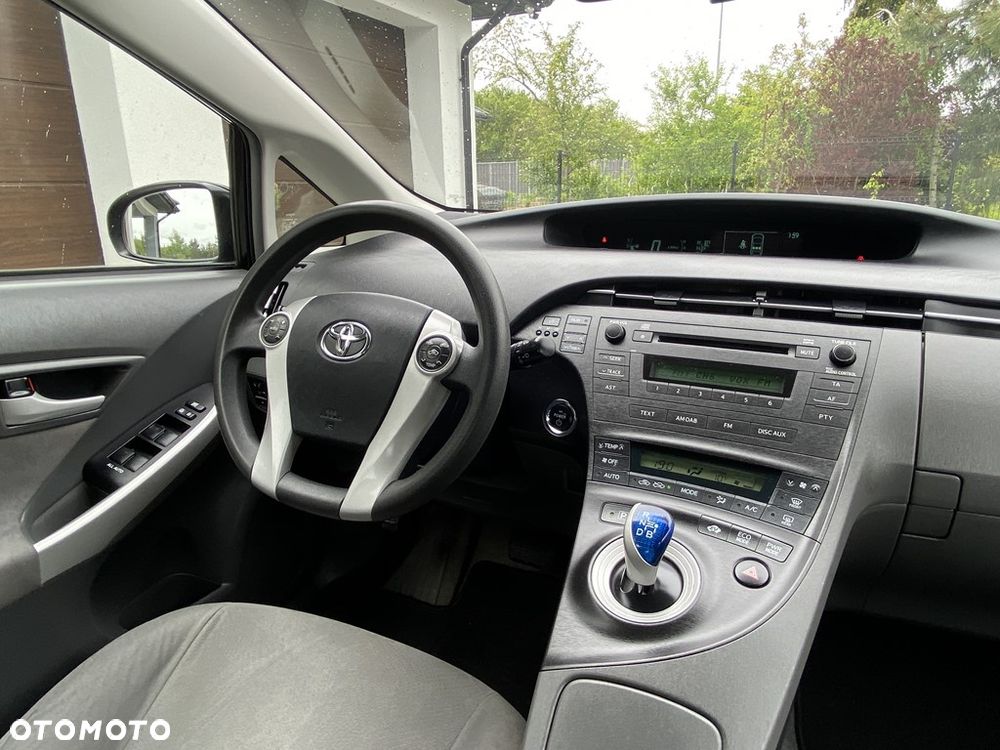Toyota Prius (Hybrid) - 26