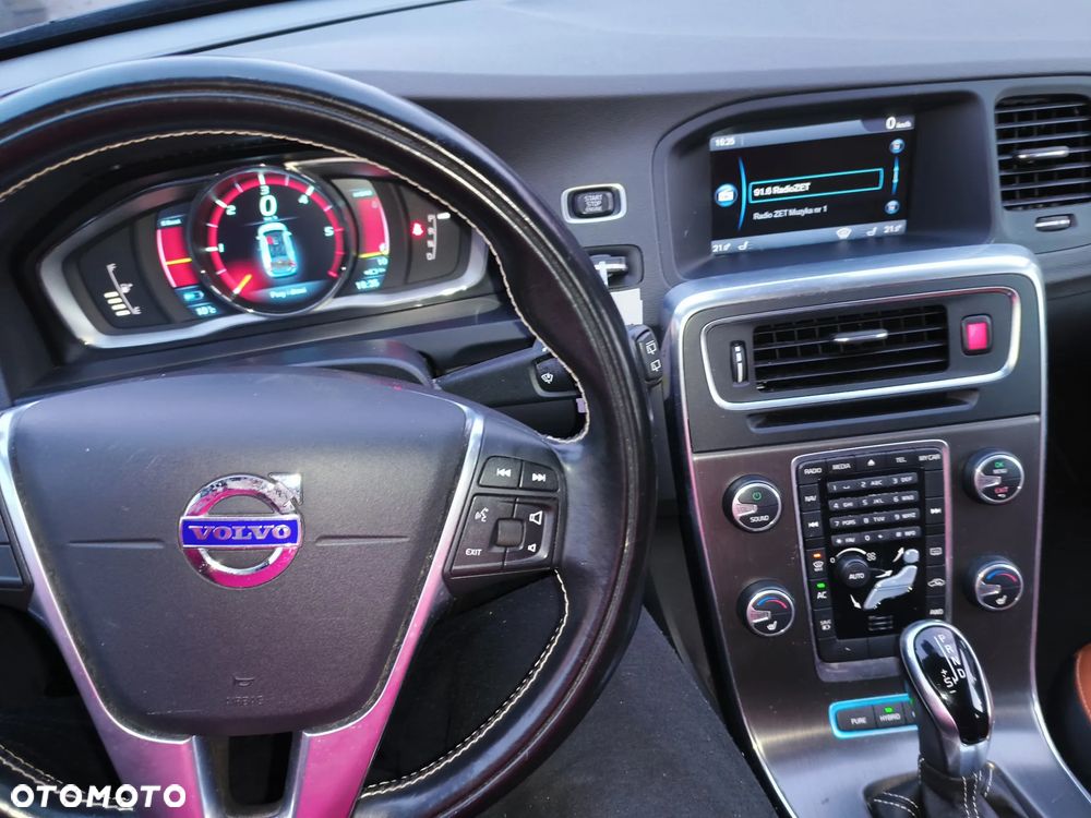 Volvo V60 D6 AWD Plug-in Hybrid R-Design Momentum - 10