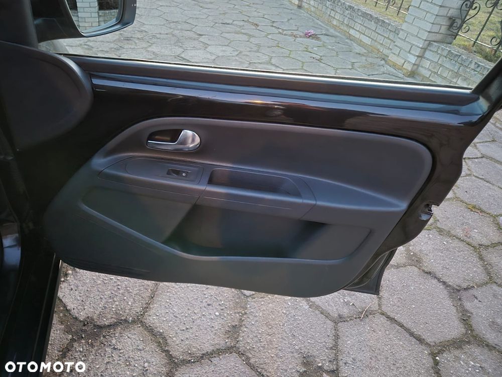 Volkswagen up! black - 12