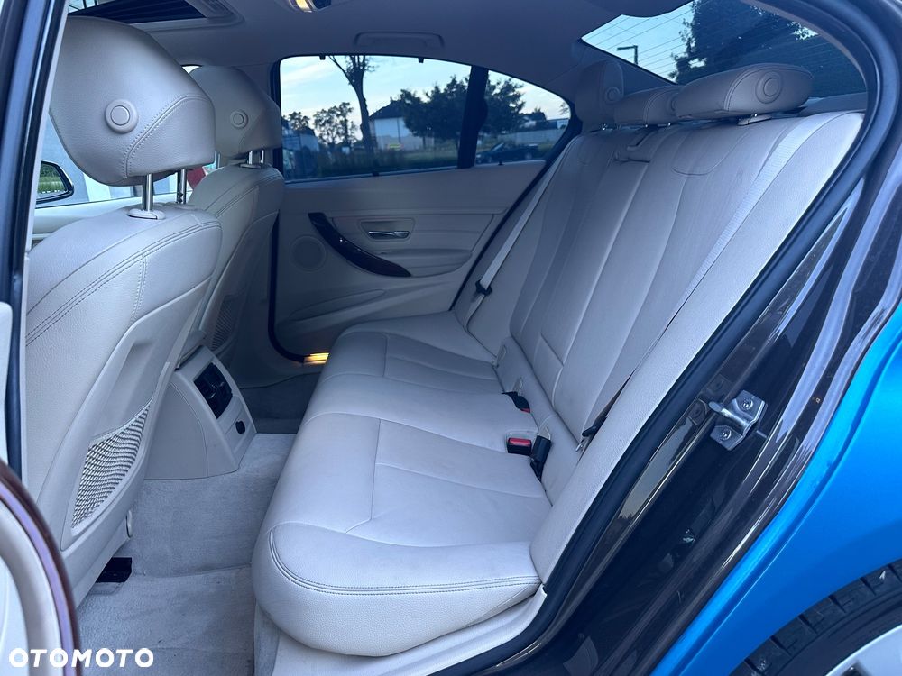 BMW Seria 3 328i xDrive Modern Line - 28