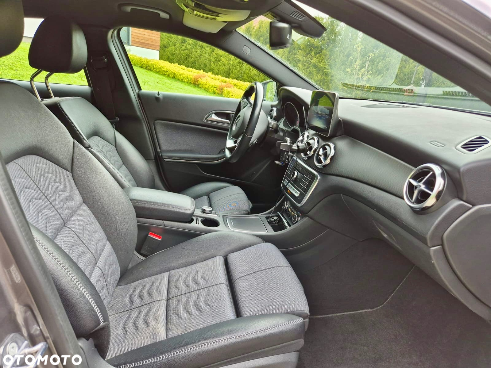 Mercedes-Benz GLA - 12
