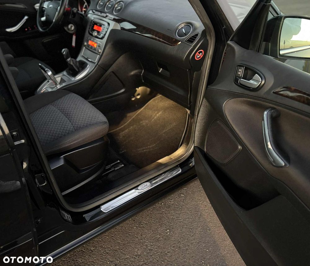 Ford Galaxy 2.0 Ghia - 30