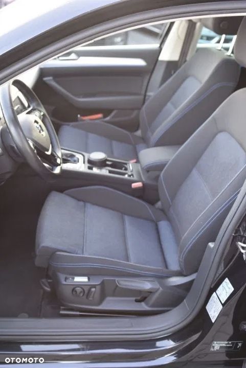 Volkswagen Passat - 32