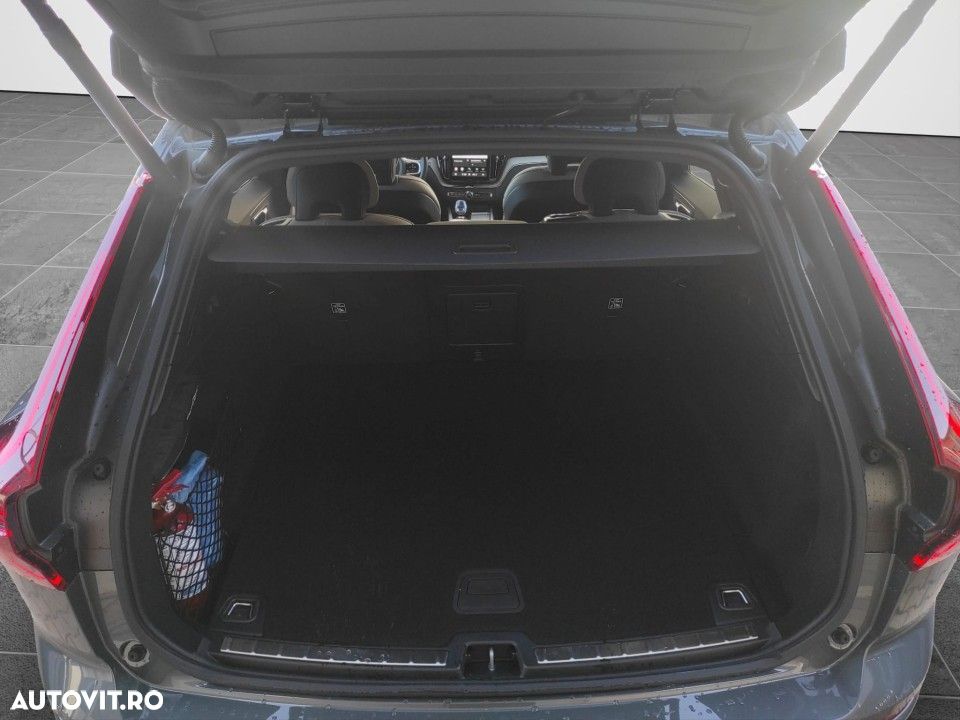 Volvo XC 60 B5 AT AWD MHEV Plus Dark - 13