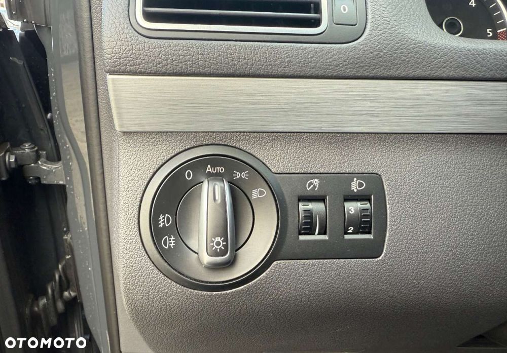 Volkswagen Touran - 11