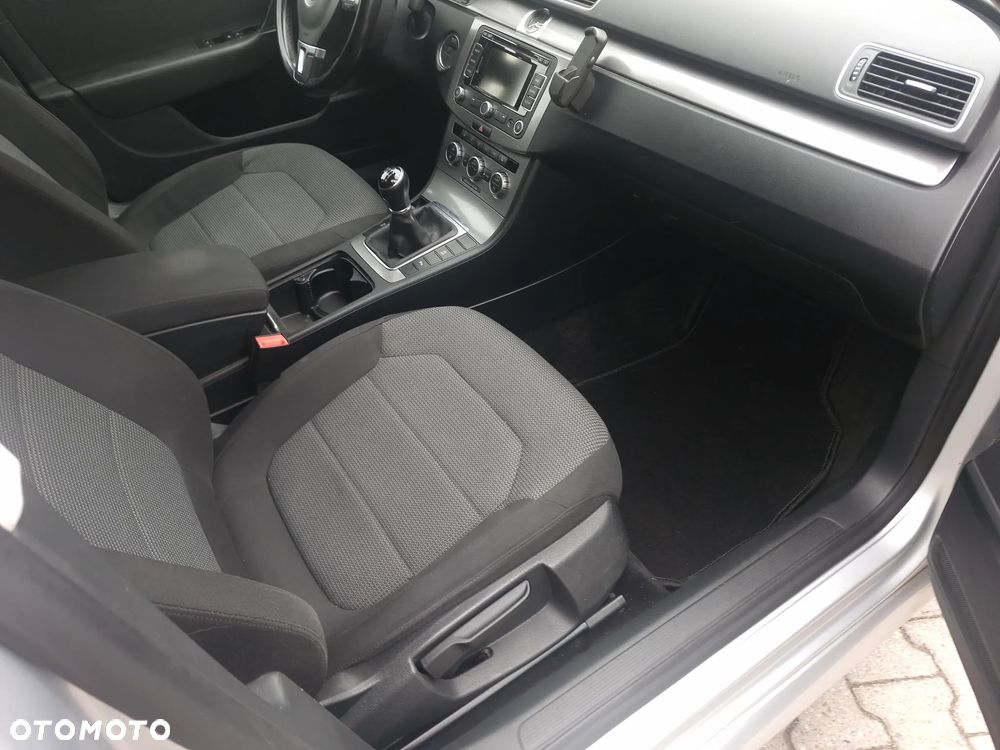 Volkswagen Passat 2.0 TDI DPF BlueMotion Technology Trendline - 18