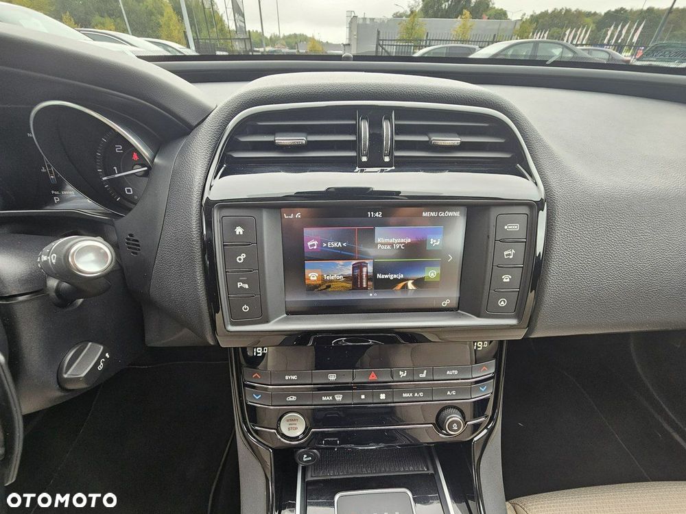 Jaguar XE 2.0 D AWD Portfolio - 17