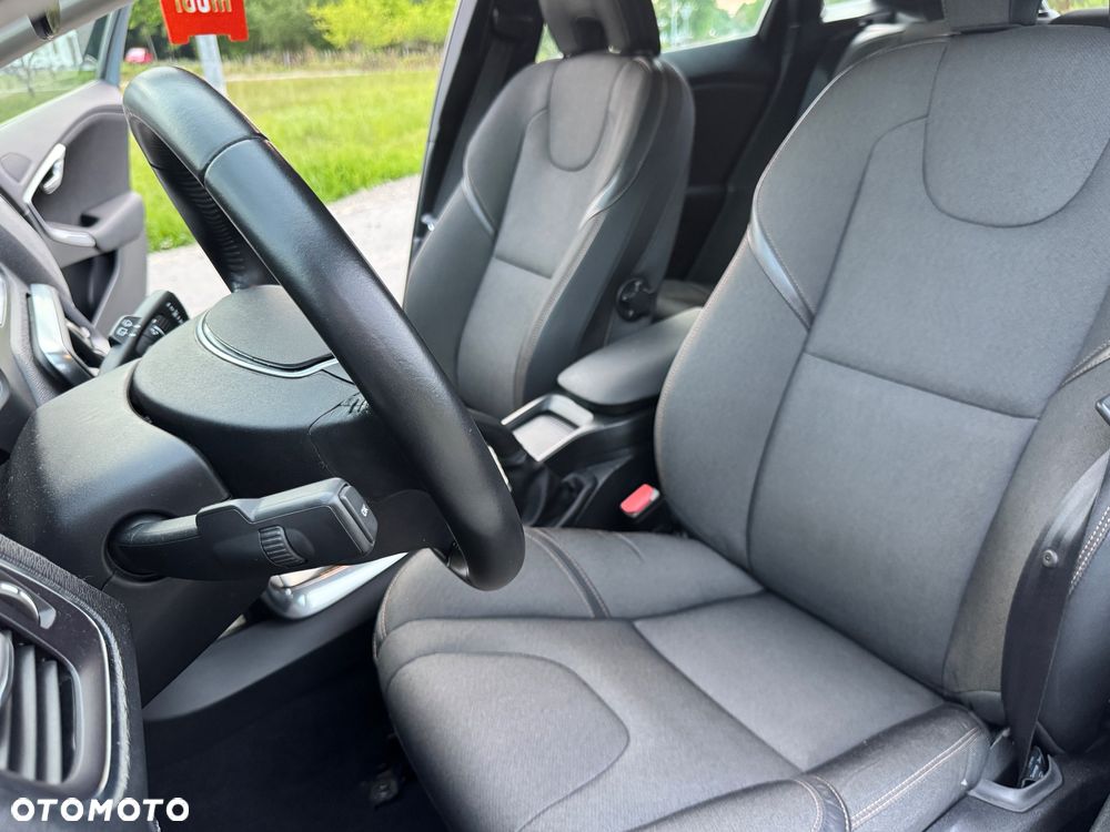 Volvo V40 D3 Momentum - 28