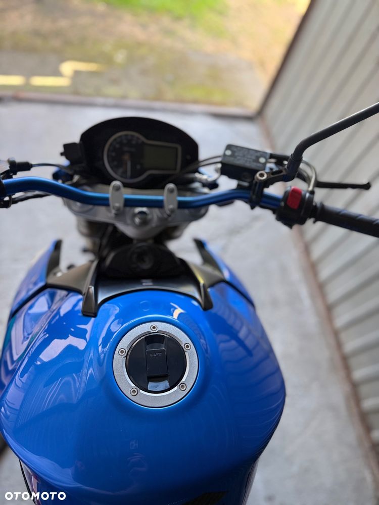 Suzuki GSR - 14