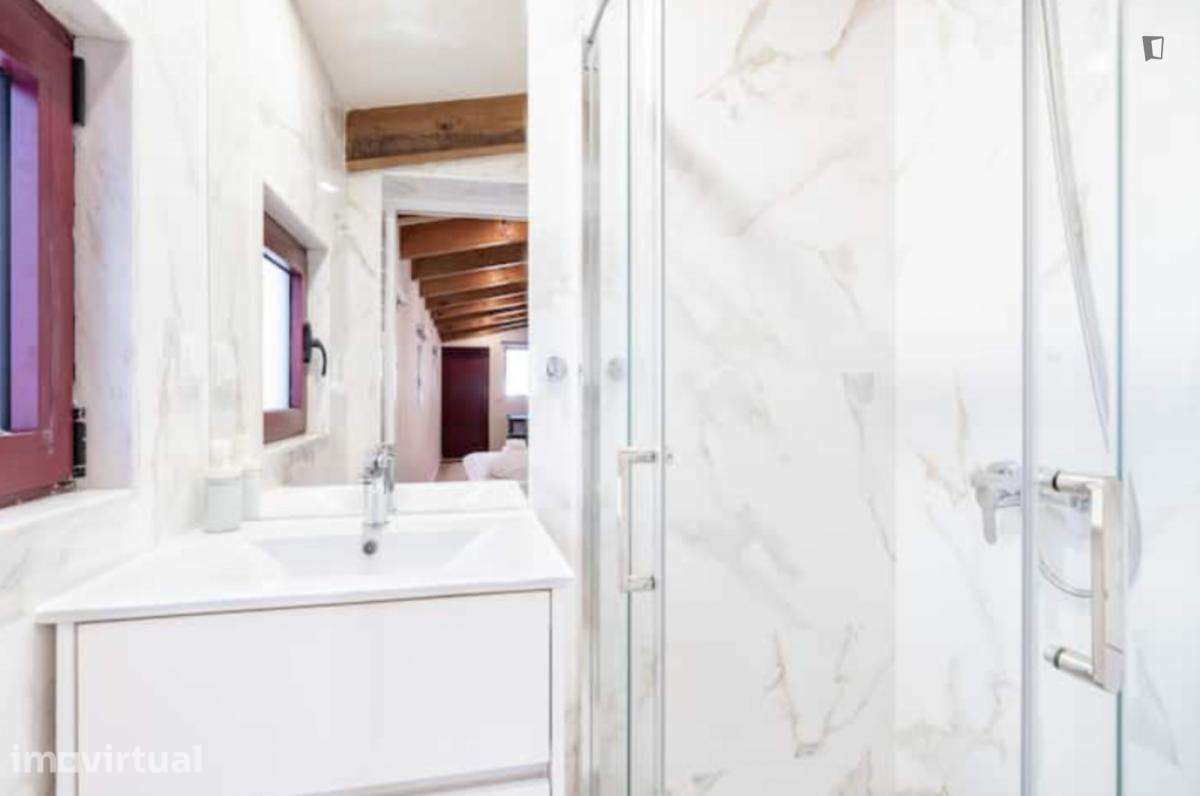 Quarto - localizado em Lordelo do Ouro Porto - Grande imagem: 2/16