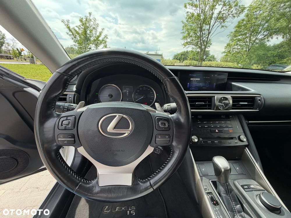 Lexus IS 300h Business Edition - 18