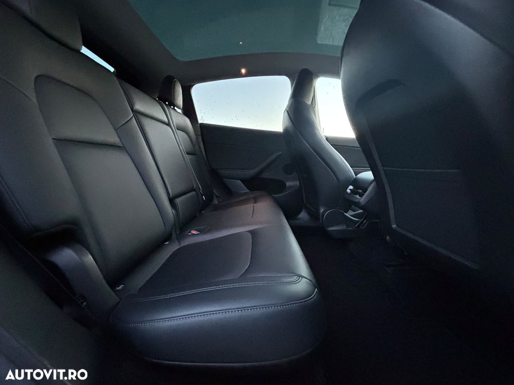 Tesla Model Y Long Range Dual Motor AWD - 12
