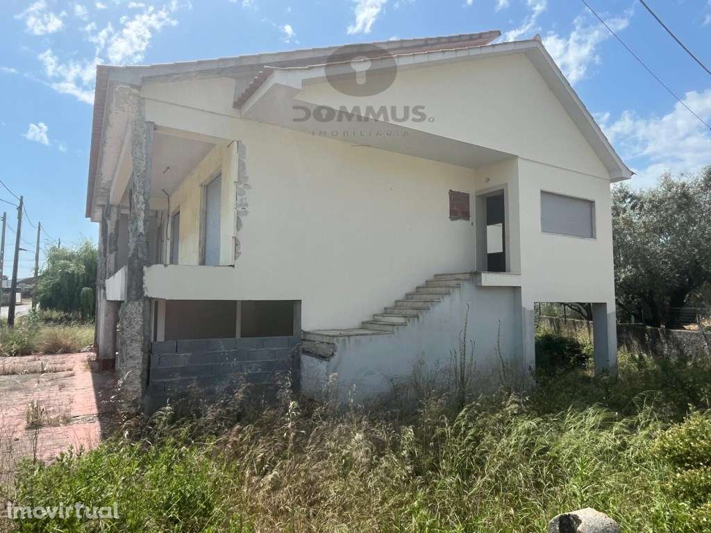 Moradia T4 para Recuperar em Ourém com Terreno Anexo - Grande imagem: 5/14