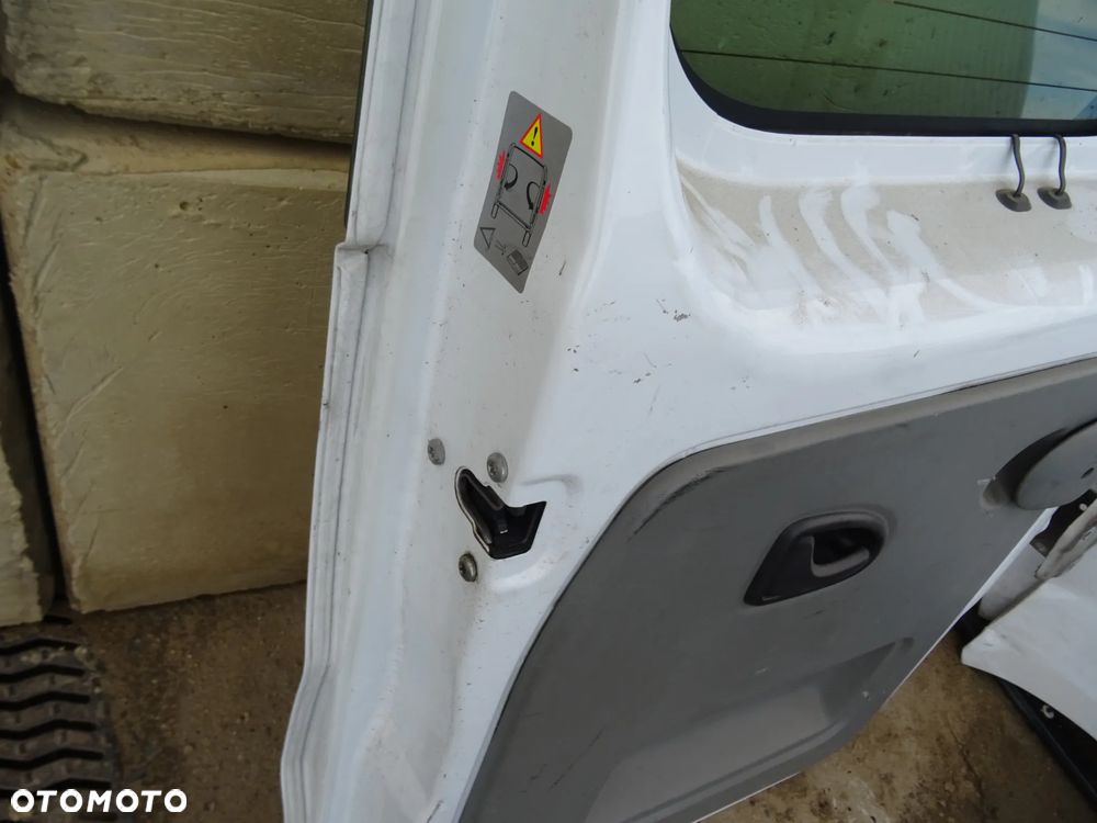 Drzwi lewy tył skrzydło Renault Trafic II szyba - 11