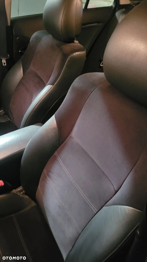 Toyota Avensis 2.0 D-4D Executive - 3