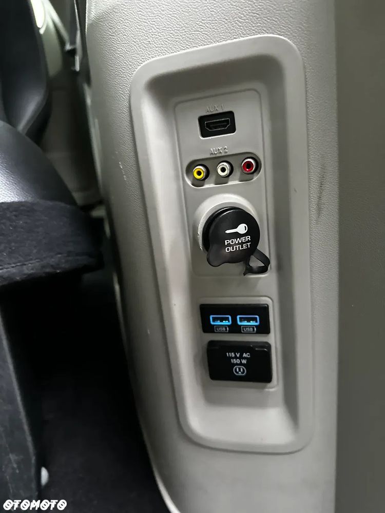 Chrysler Town & Country - 36